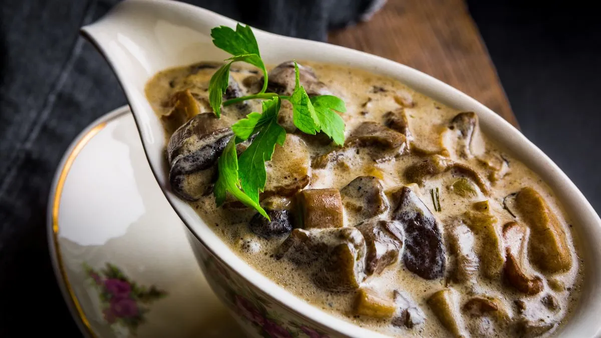 Sos grzybowy z różnymi dodatkami, polskie dania obiadowe