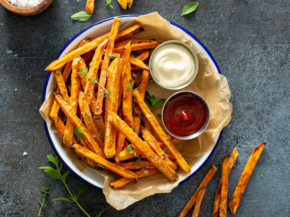 frytki w frytkownicy złociste chrupiące