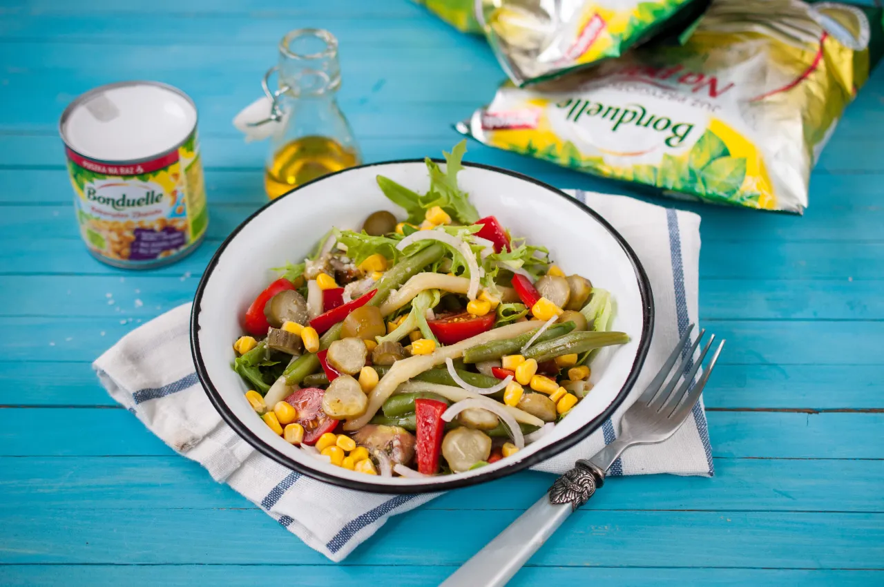 Sałatka z fasolki szparagowej, kukurydzy, papryki i ogórka. Idealny pomysł na to, co zrobić z ugotowanej fasolki szparagowej.