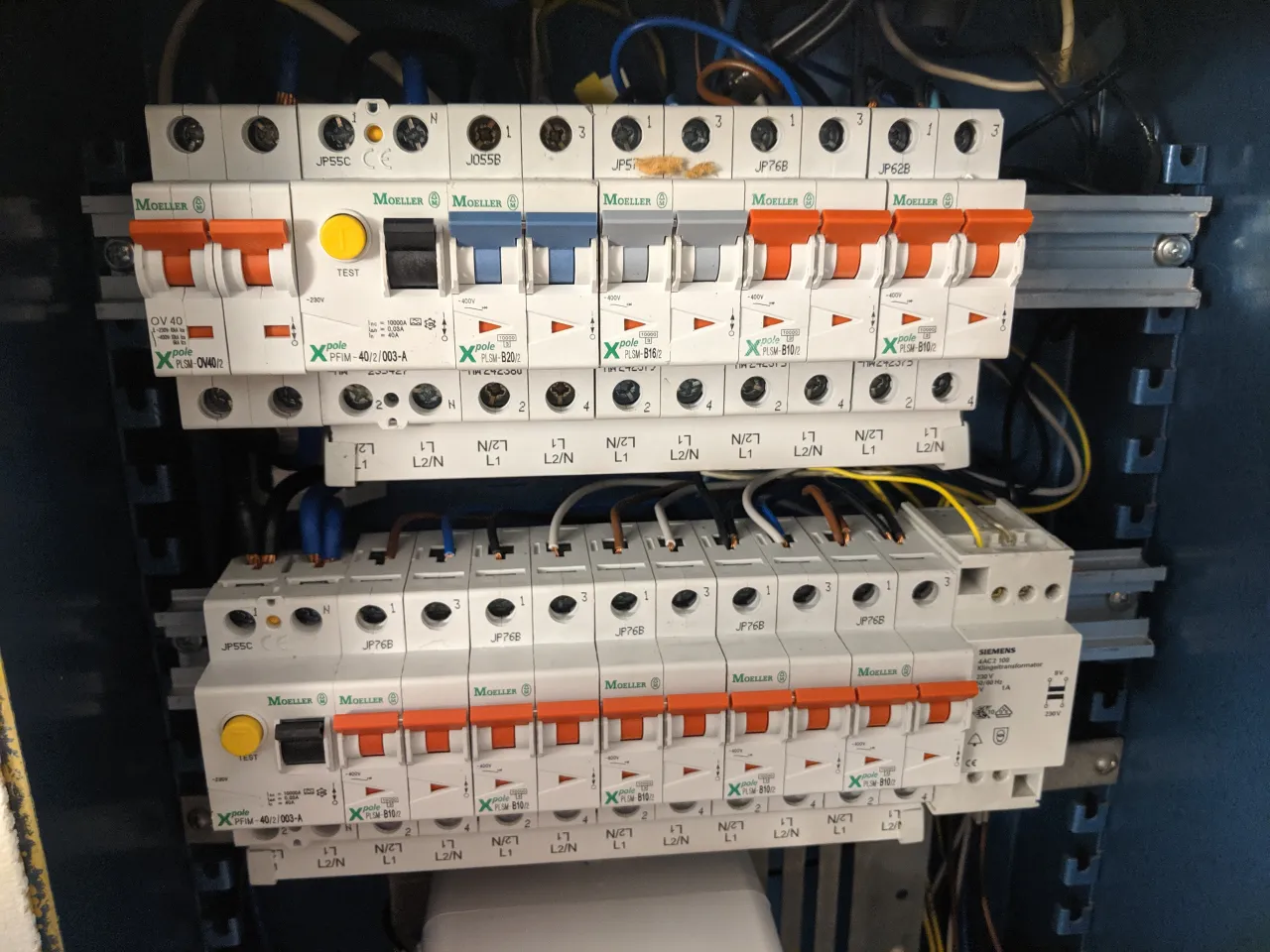 Zdjęcie Bezpiecznik B10 co oznacza i jak chroni Twoje instalacje elektryczne