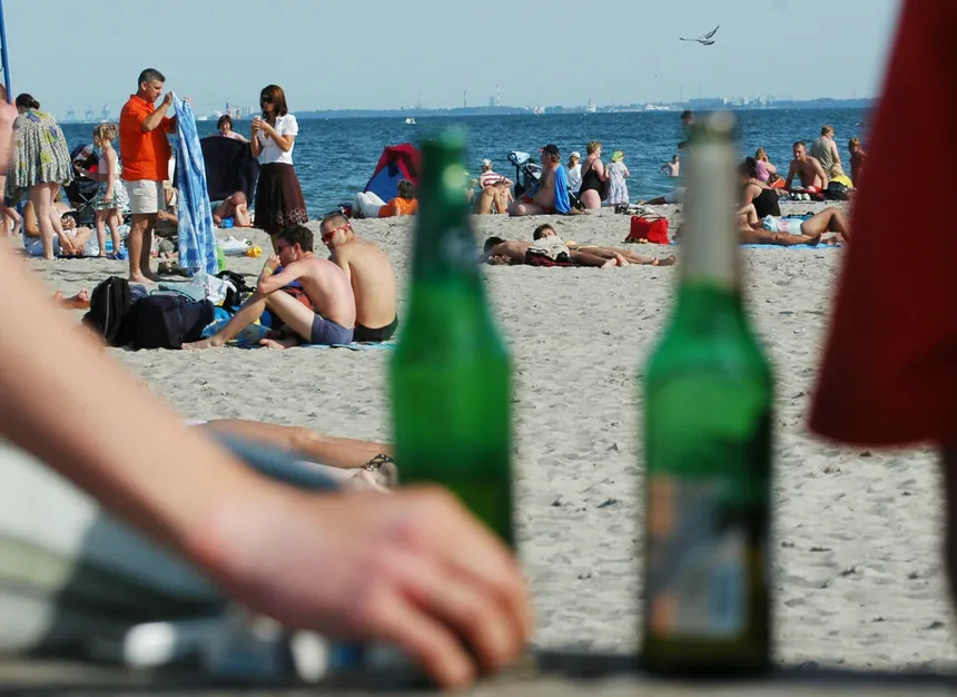Zdjęcie Picie alkoholu na plaży: przepisy, kary i legalne alternatywy 2025