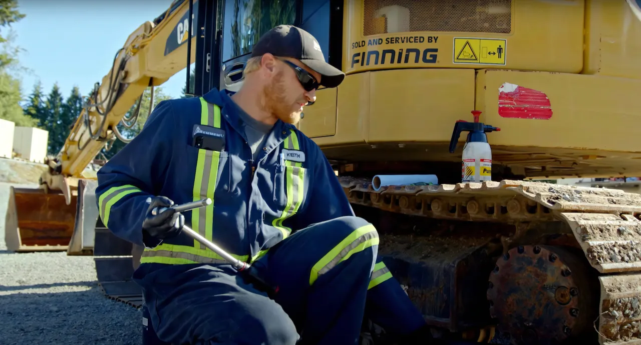 Zdjęcie Jak sprawdzić poziom oleju hydraulicznego w koparce i uniknąć problemów