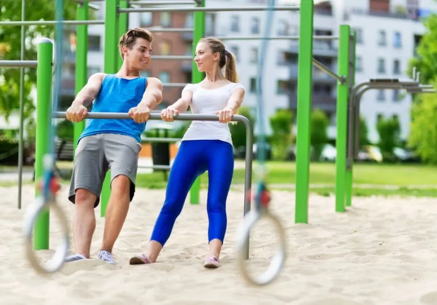 Zdjęcie Los beneficios de entrenar en un parque de barras calistenia al aire libre