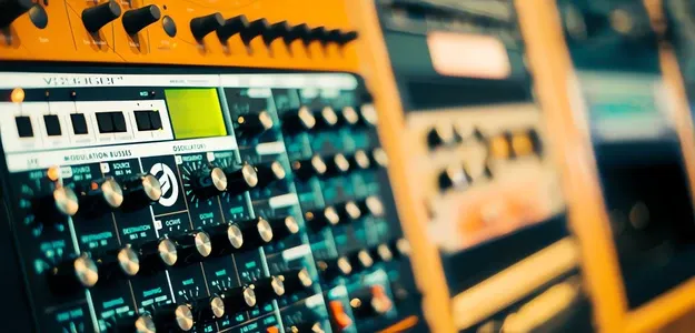 Zdjęcie Co to jest muzyka elektroniczna? Poznaj jej fascynującą historię i charakterystyki