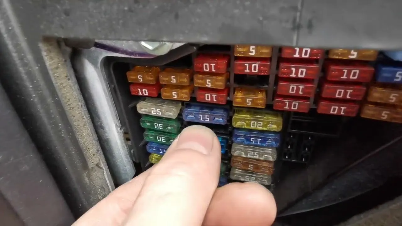 Zdjęcie Gdzie znajduje się bezpiecznik gniazda zapalniczki w Audi A6 C6?