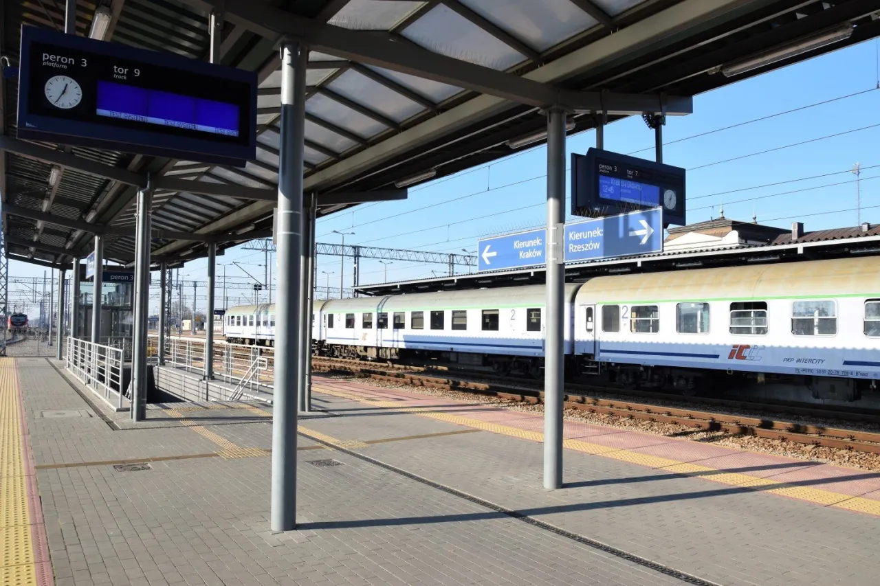 Zdjęcie Jak dojechać do Krynicy Morskiej pociągiem? Sprawdź alternatywy transportu
