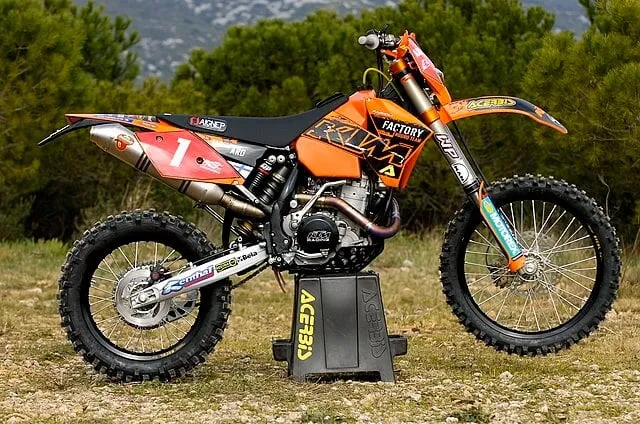 Zdjęcie Czym się różni motocross od enduro? Kluczowe różnice, które musisz znać