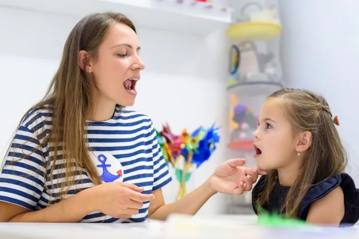 Zdjęcie Czy logopeda to zawód medyczny? Odkryj ważne różnice i wymagania