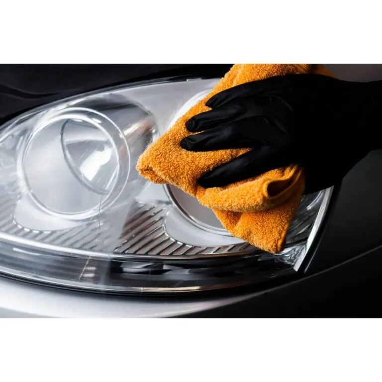 Zdjęcie Jak polerować lampy w aucie, aby uniknąć zmatowienia i poprawić widoczność