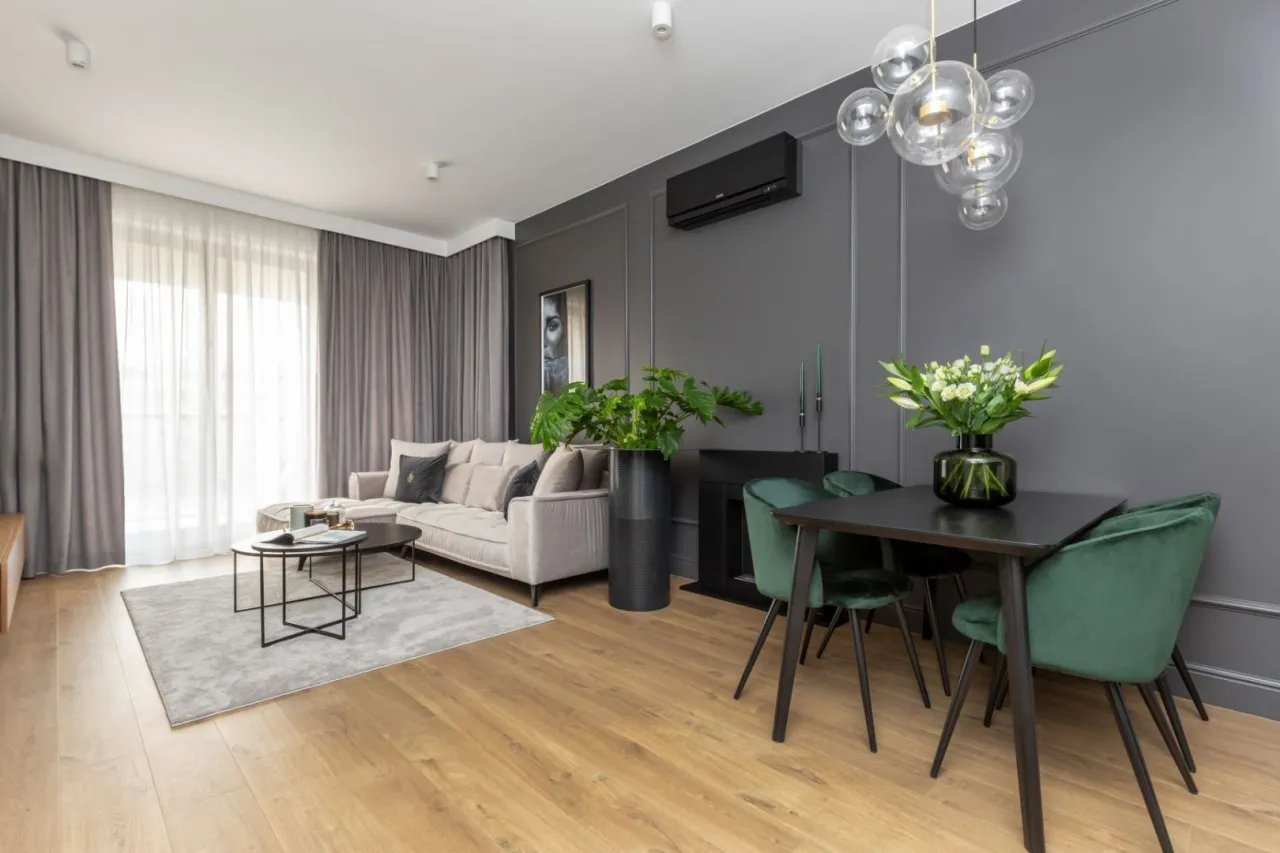 Zdjęcie Co postawić na ławie w salonie? 10 inspirujących pomysłów
