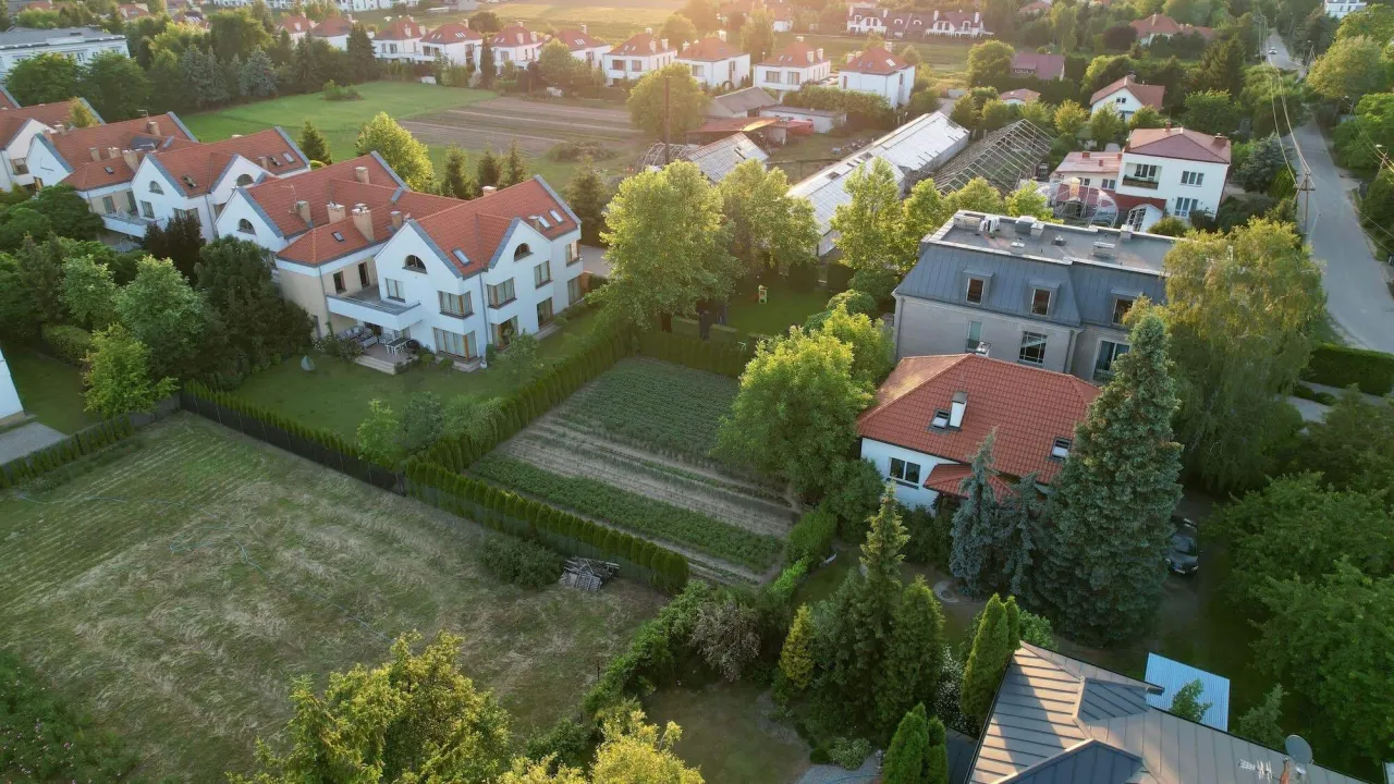 Zdjęcie Jakie dokumenty są potrzebne do sprzedaży działki rolnej, aby uniknąć problemów?