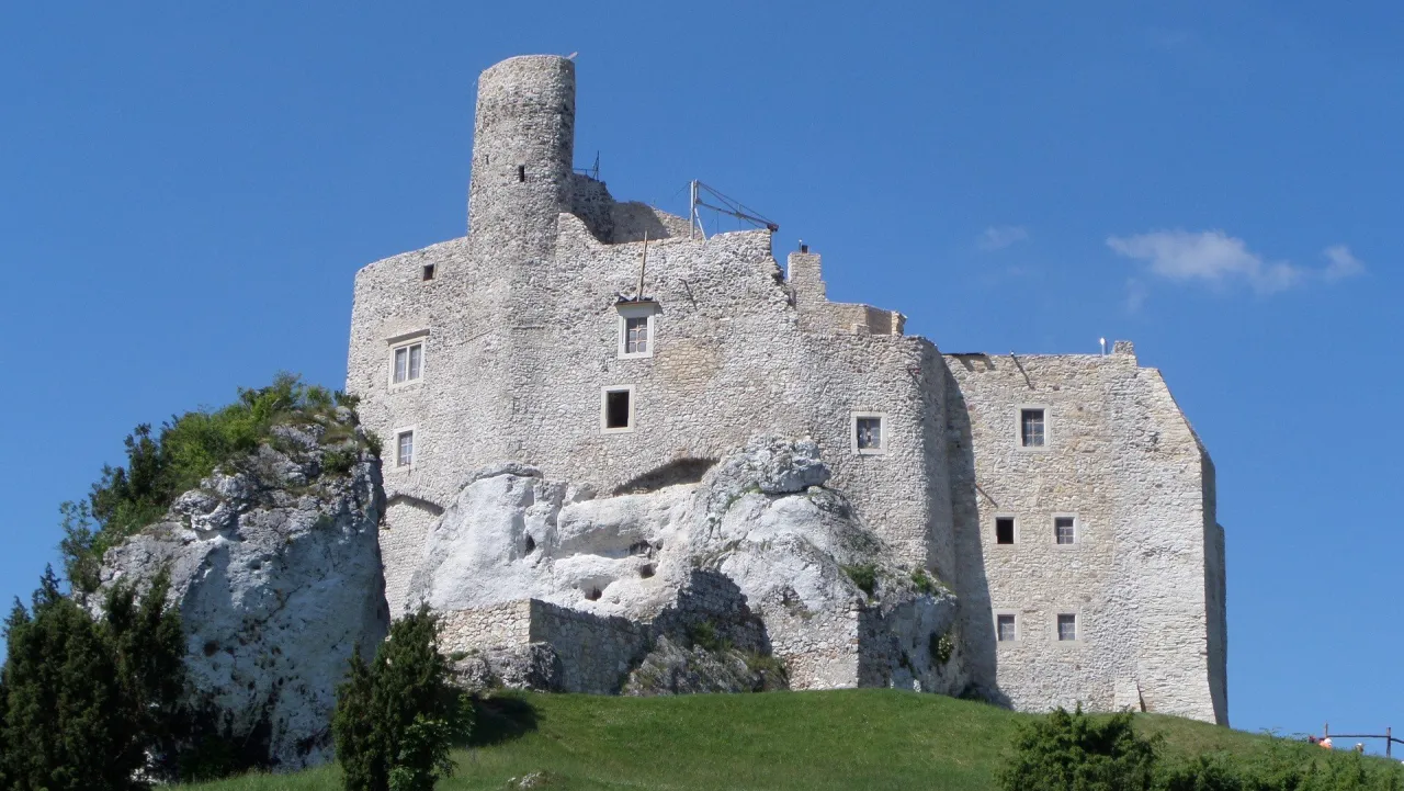 Zdjęcie Ruiny zamku w Mirowie - historia, tajemnice i atrakcje turystyczne