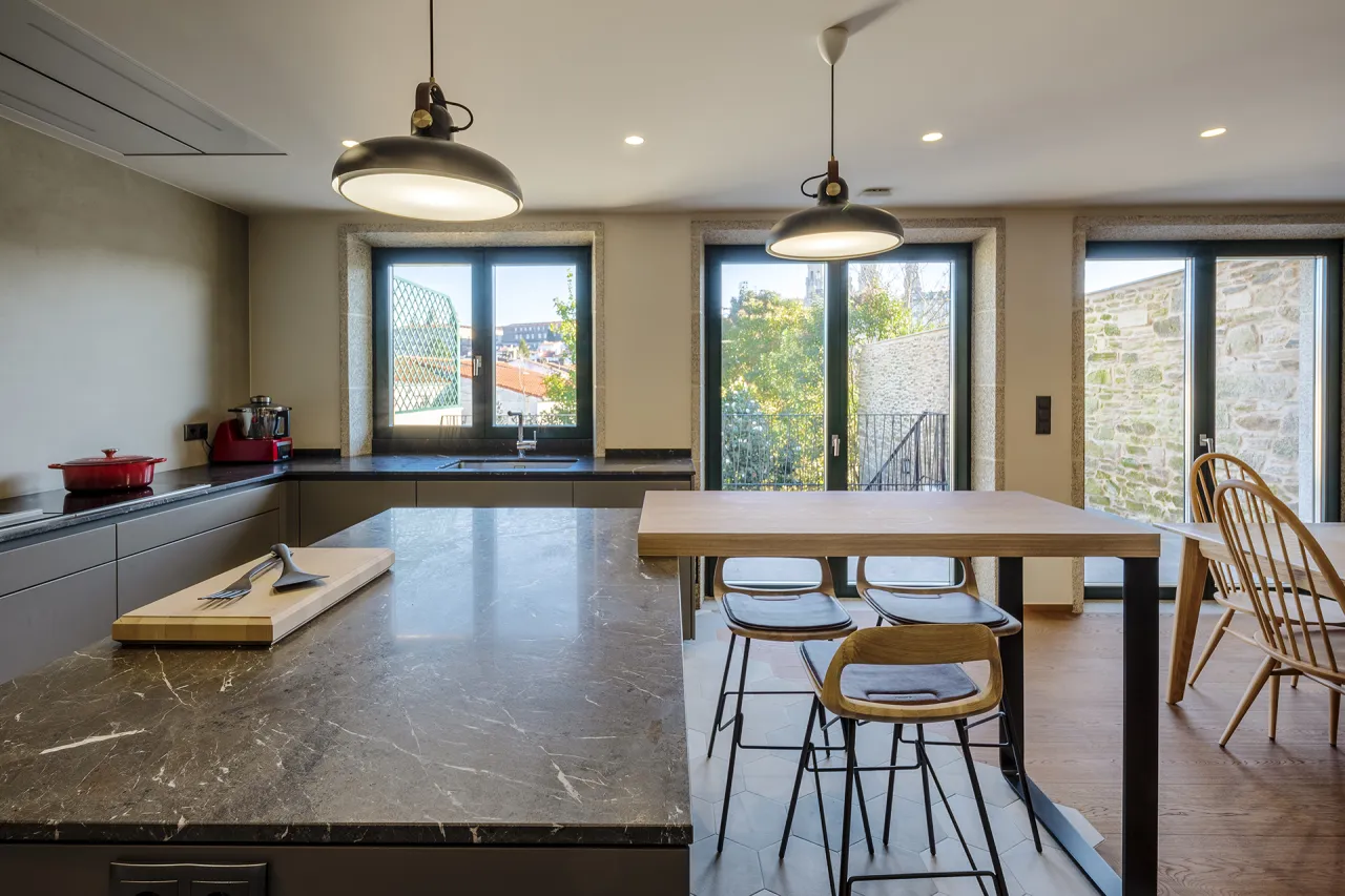 Zdjęcie Cocinas pequeñas con barra: ideas clave para maximizar tu espacio