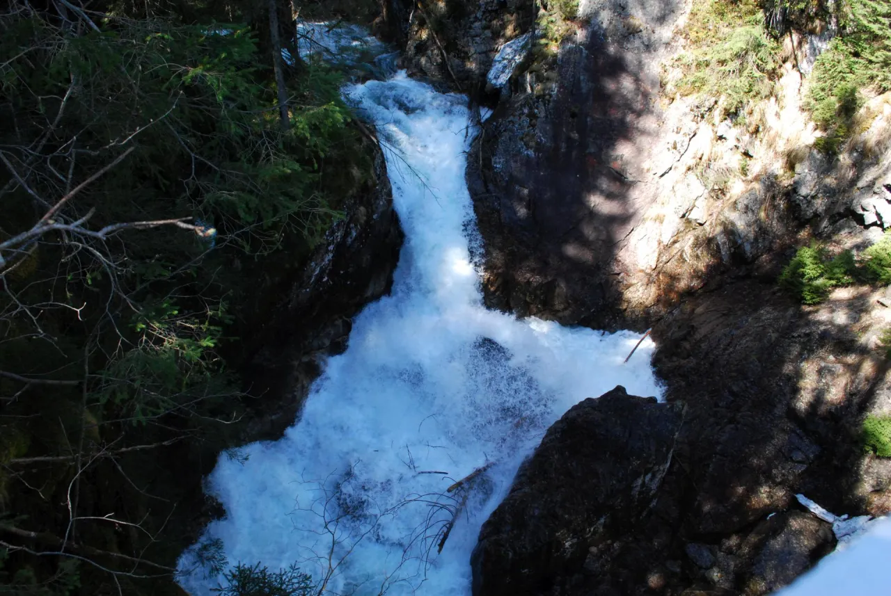 Zdjęcie Wycieczka z Wodogrzmotów Mickiewicza do Doliny Pięciu Stawów: czasy i atrakcje