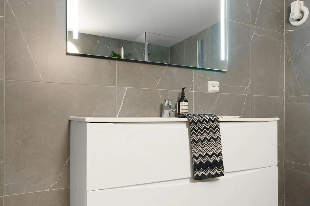 Zdjęcie Jak urządzić małą łazienkę 4m2, by zyskała przestronność i styl?