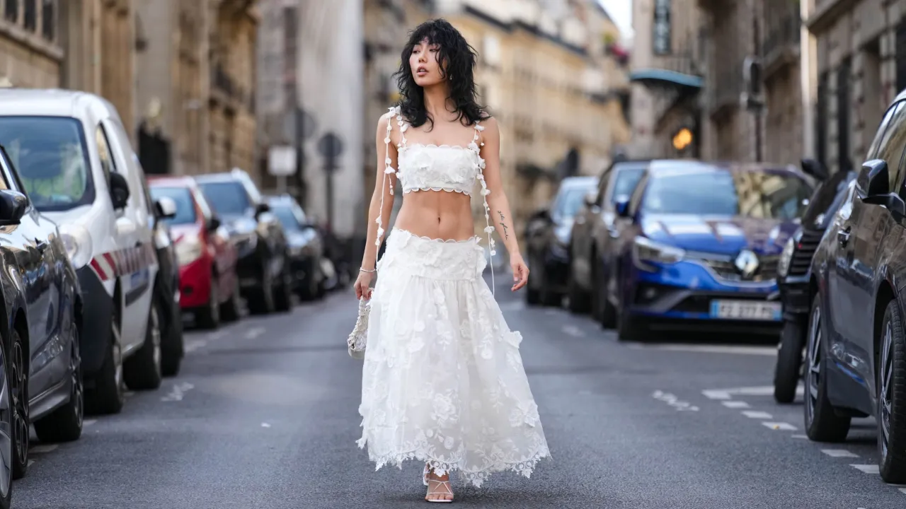 Zdjęcie Falda blanca Bershka: ¿Cómo combinarla y lucirla impecable?