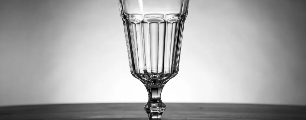 Zdjęcie Odwrócony kieliszek do wódki - co oznacza i jak wpływa na smak