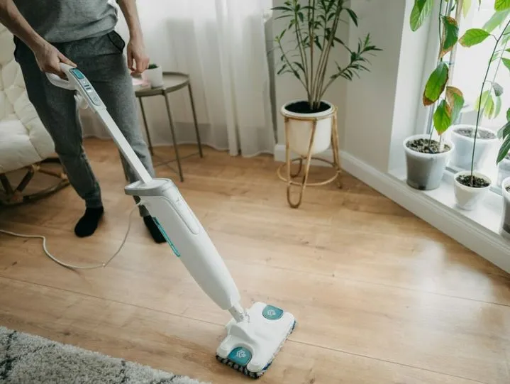 Zdjęcie Czy mop parowy niszczy panele? Zobacz, jak bezpiecznie czyścić podłogi.