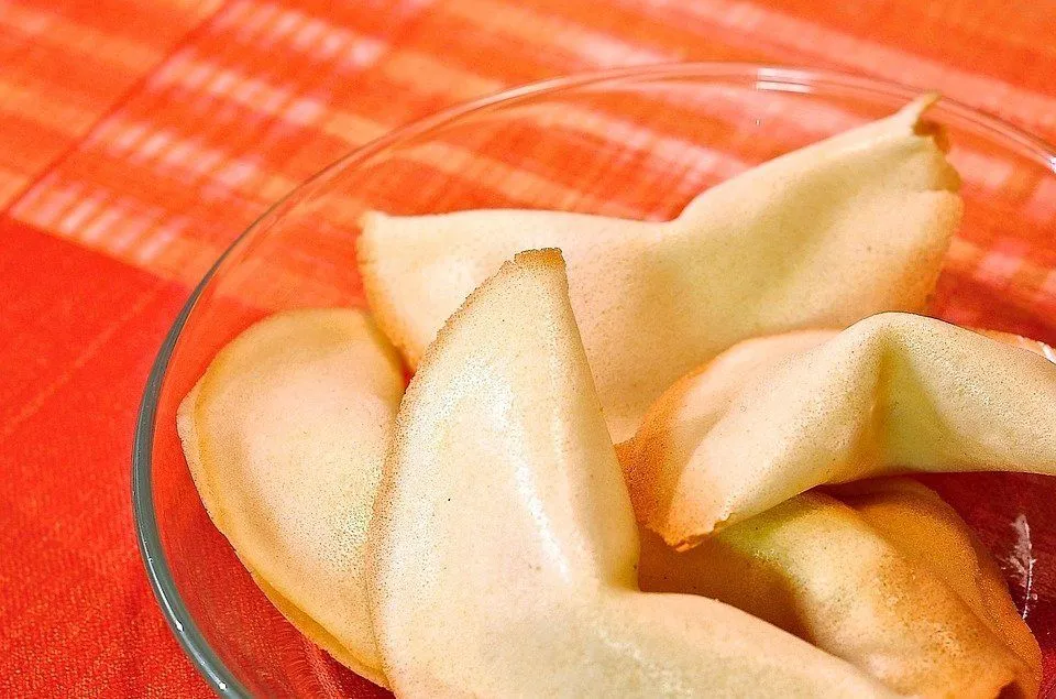 Zdjęcie Jakie wróżby do ciastek? 10 wesołych pomysłów dla dzieci na imprezę