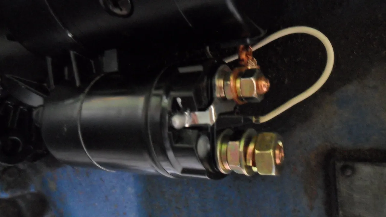 Zdjęcie Jak podłączyć prostownik do rozrusznika, aby uniknąć uszkodzeń?