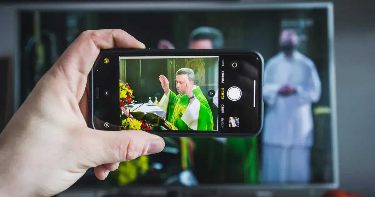Zdjęcie Czy msza w telewizji jest ważna? Odkryj jej duchowe znaczenie