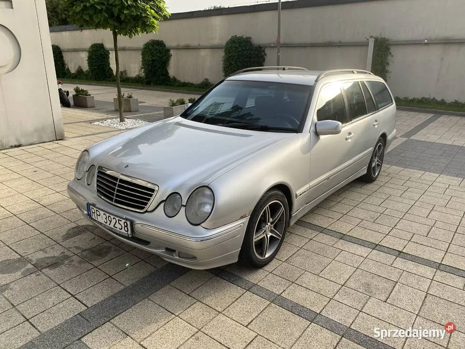 Zdjęcie Mercedes E Klasa Kombi - przestronność i bezpieczeństwo dla rodziny