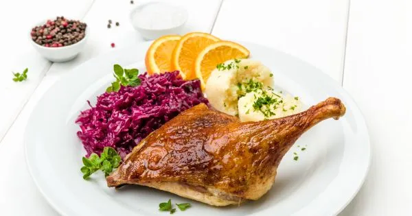 Zdjęcie Jakie surówki do kaczki najlepiej podkreślają smak mięsa?