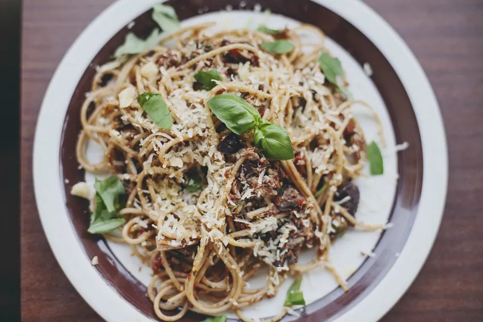 Zdjęcie Szybkie spaghetti puttanesca z tuńczykiem – prosty przepis na obiad