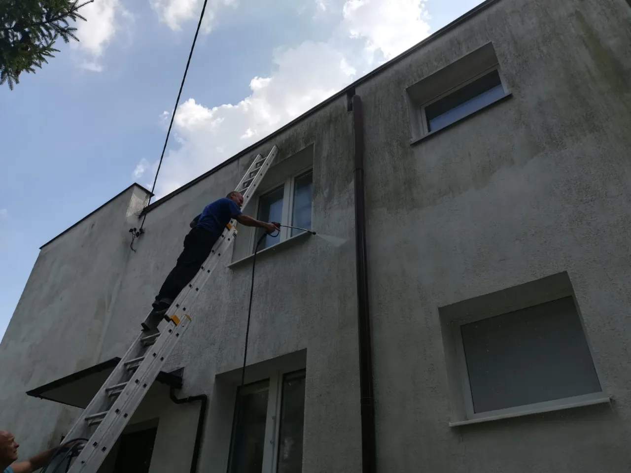 Zdjęcie Jak skutecznie umyć elewację akrylową bez ryzyka uszkodzeń