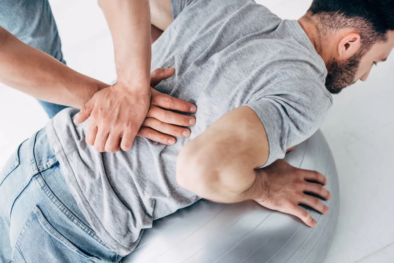 Zdjęcie Czym się różni osteopata od fizjoterapeuty? Kluczowe różnice i zastosowania