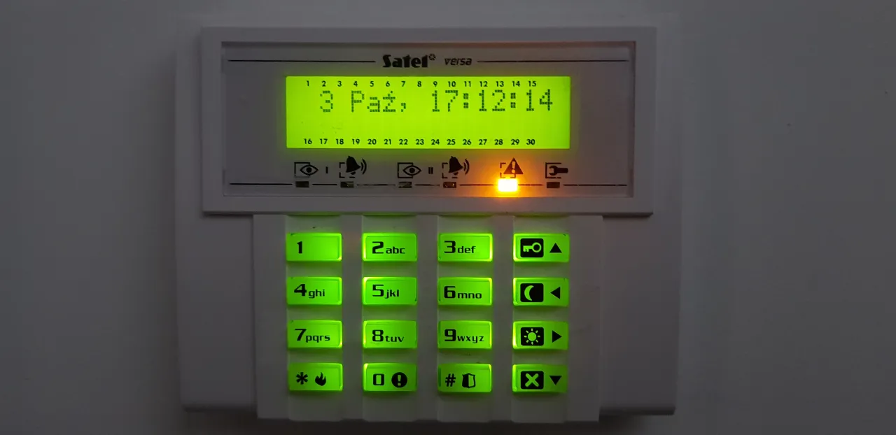 Alarm domowy migająca dioda, usterka systemu alarmowego