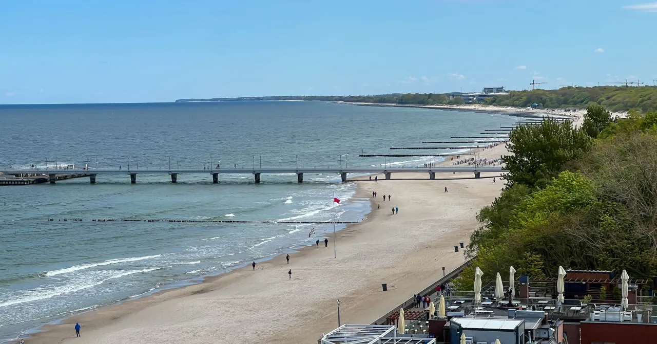 Widok z molo w Kołobrzegu na morze