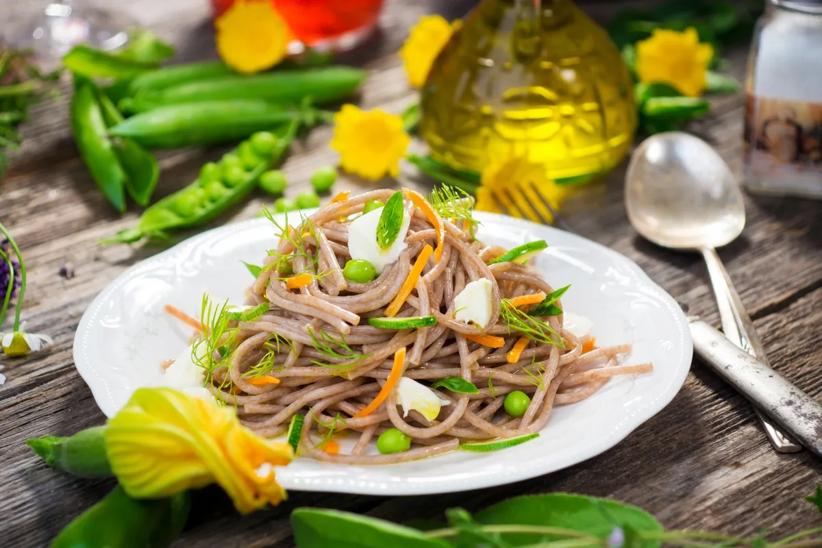 Pełnoziarnisty makaron z warzywami i ziołami. Czy makaron pełnoziarnisty jest dietetyczny? Tak, to zdrowa i lekka opcja.