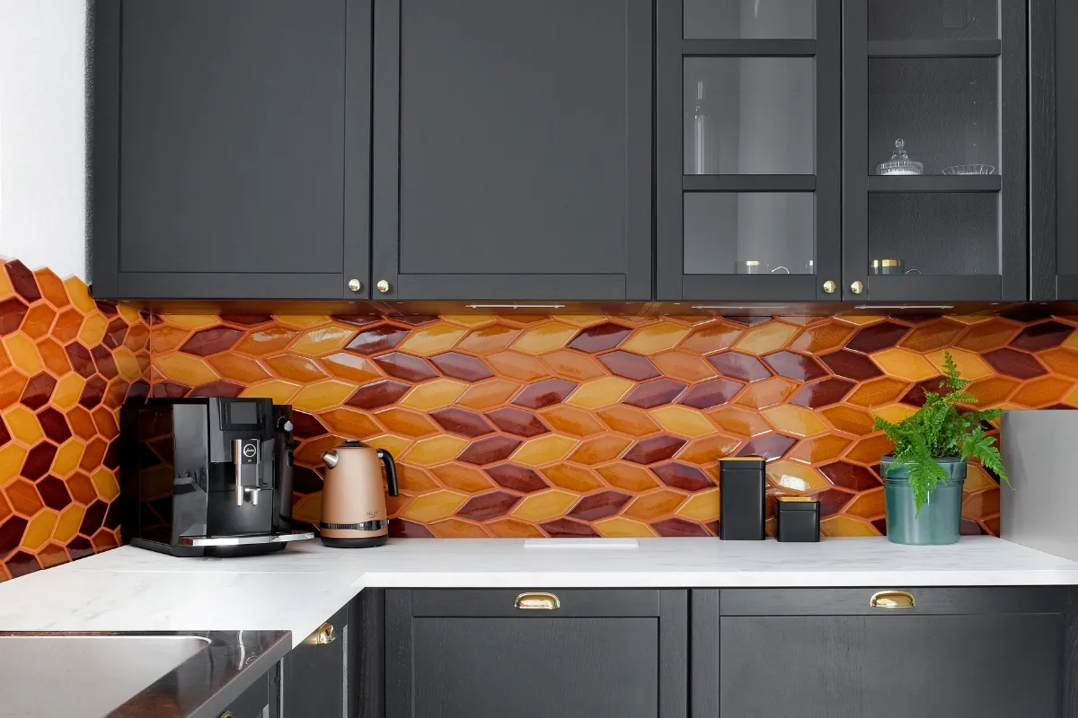 kuchnia ciemne meble kolorowe płytki heksagony lastryko