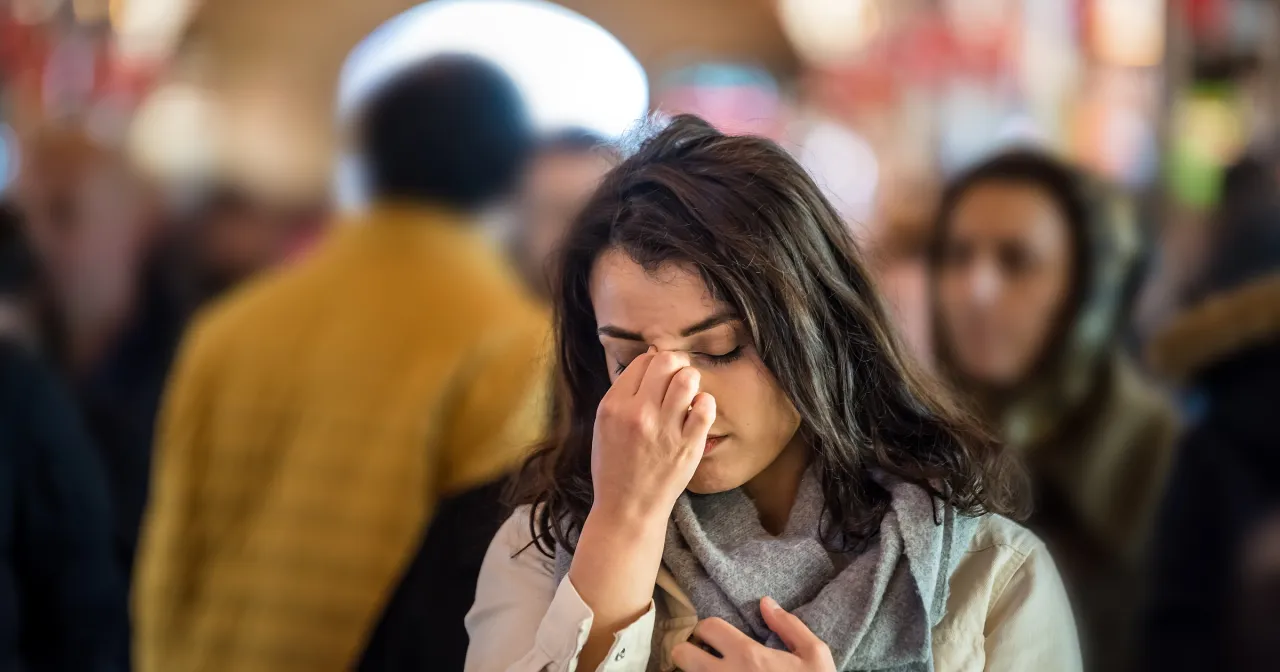 osoba z fobią społeczną w tłumie lub na spotkaniu, nieśmiałość, lęk