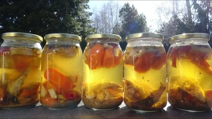 przechowywanie bulionu w słoikach i foremkach do lodu