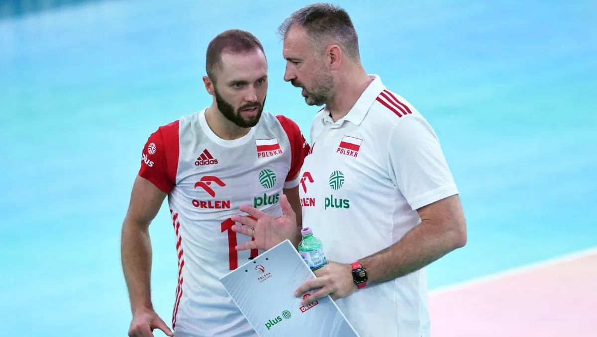 Nikola Grbic z polskimi siatkarzami celebruje zwycięstwo