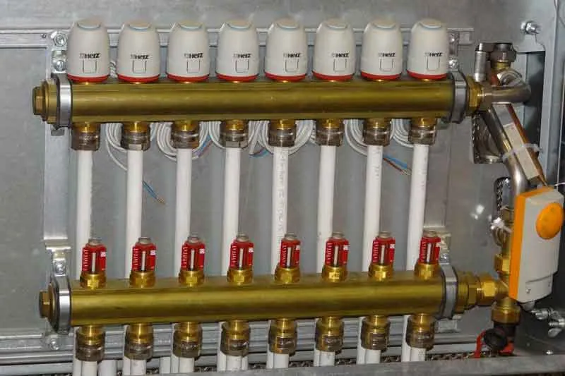 rozdzielacz ogrzewania podłogowego z rotametrami i siłownikami