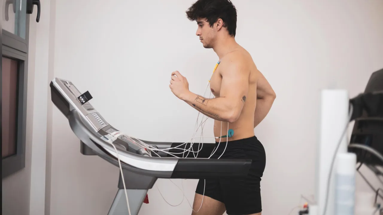 osoba intensywnie ćwicząca interwałowo z monitorem tętna