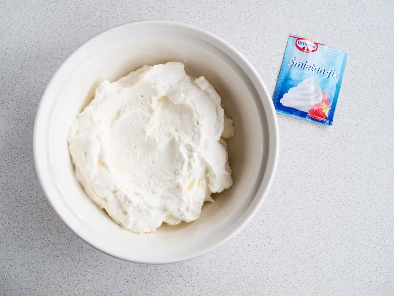 śmietana w misce przed ubijaniem, schłodzona śmietana