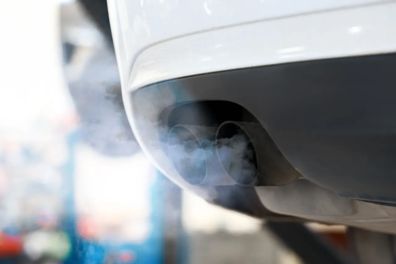 dym z rury wydechowej uszkodzona turbina
