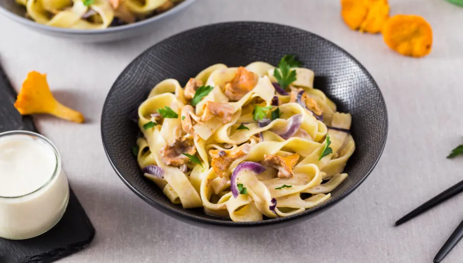 Makaron tagliatelle z sosem kurkowym i świeżymi ziołami