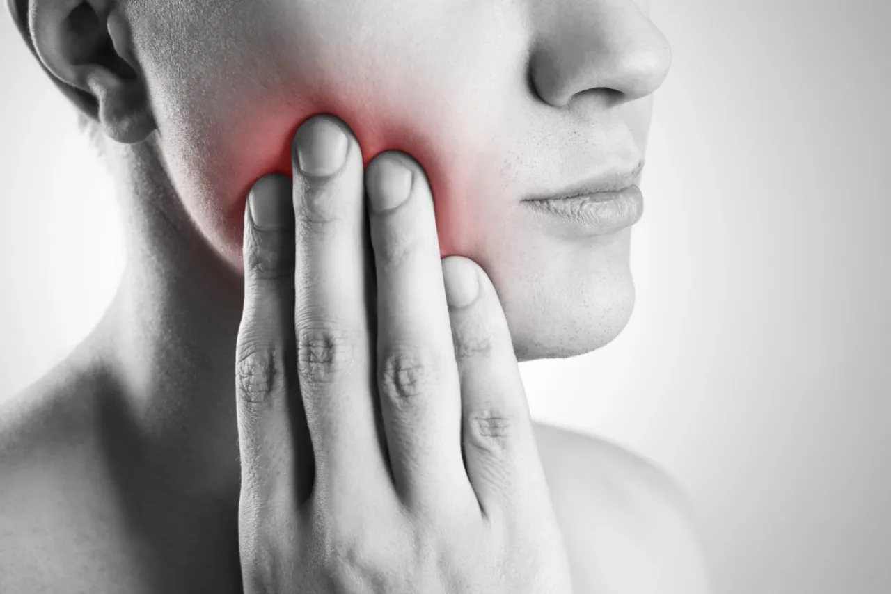 Ból zęba i szczęki, zaczerwienienie sugeruje zapalenie okostnej. Potrzebny antybiotyk na zapalenie okostnej zęba.