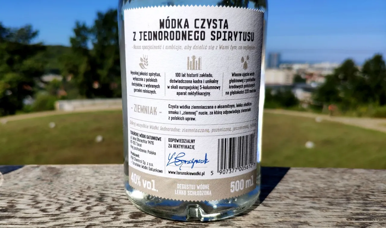Etykieta butelki wódki czystej opisuje różnicę między wódką czystą zbożową a ziemniaczaną w smaku i aromacie, podkreślając ziemniaczaną jako aksamitną i lekko słodką.