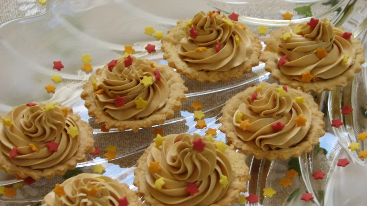 dekorowanie babeczek z toffifee rękawem cukierniczym