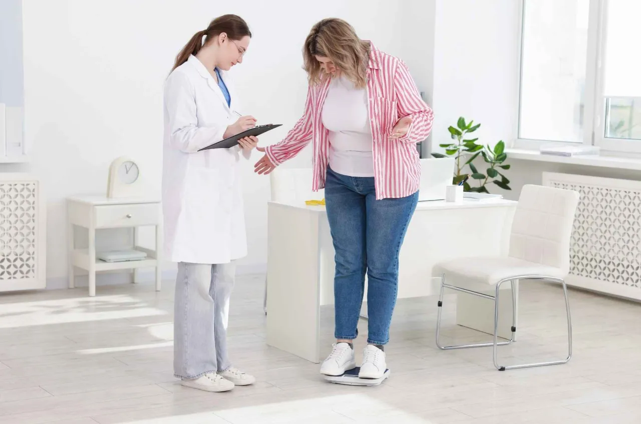 Obesitolog wyjaśniający plan leczenia otyłości