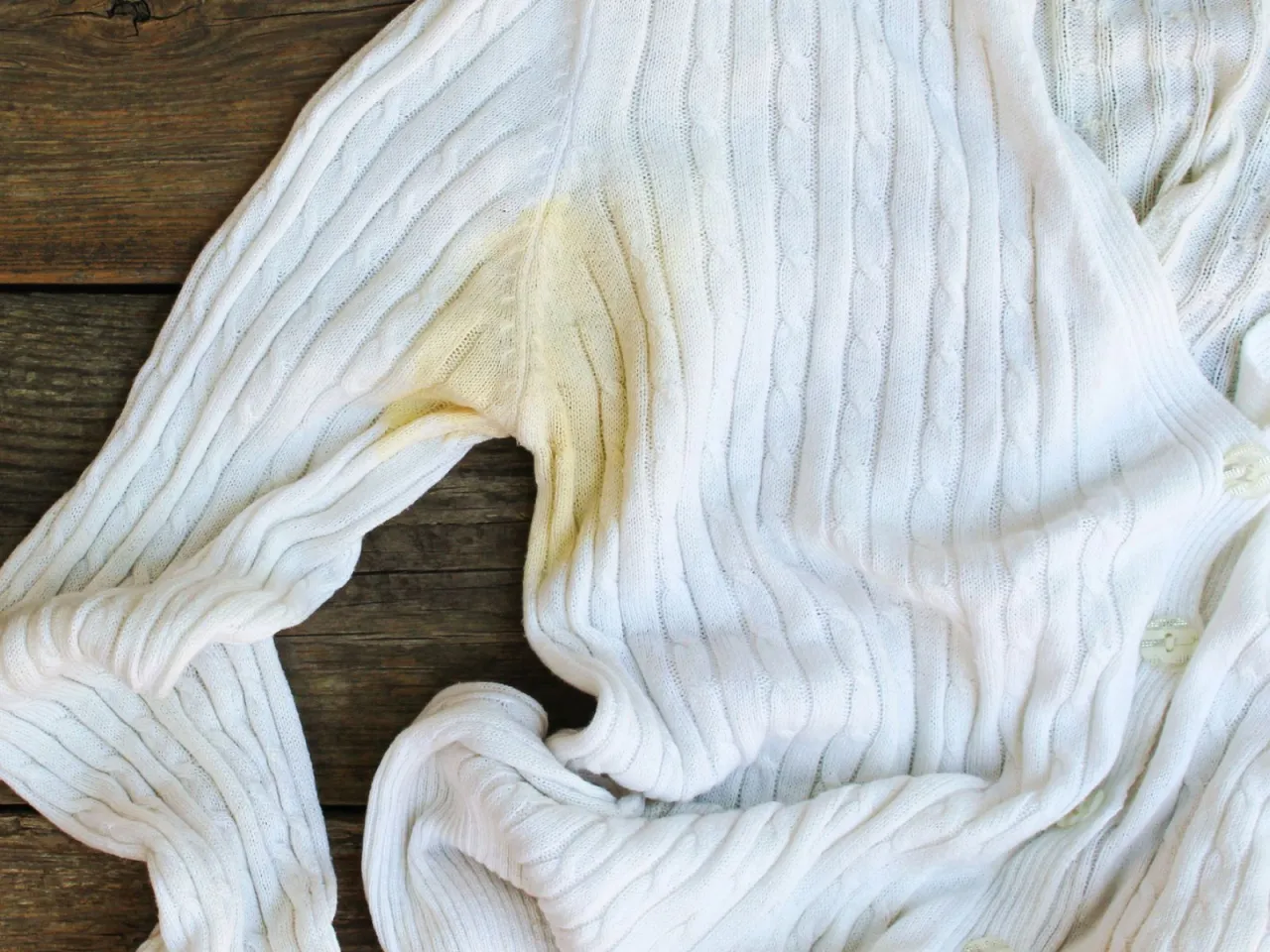 domowe sposoby usuwanie ż&oacute;łtych plam na białych ubraniach