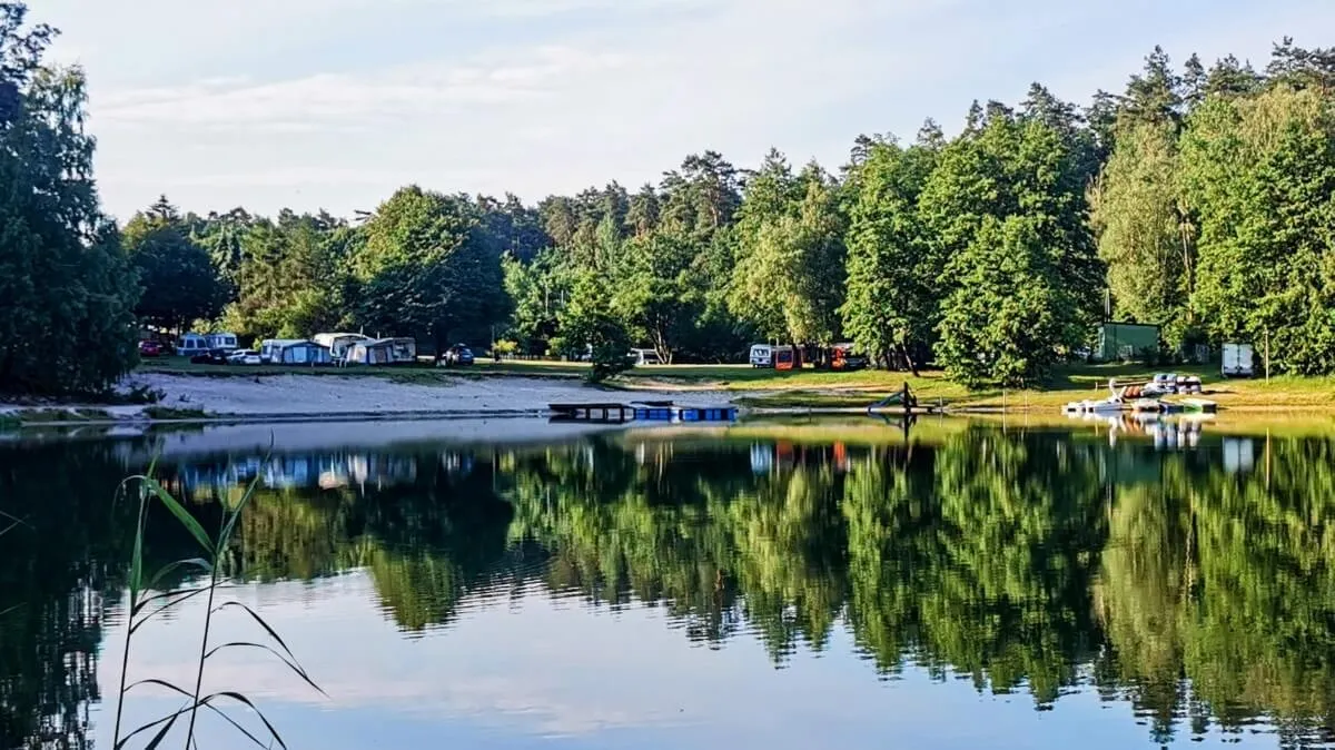 Rodzinny kemping nad jeziorem