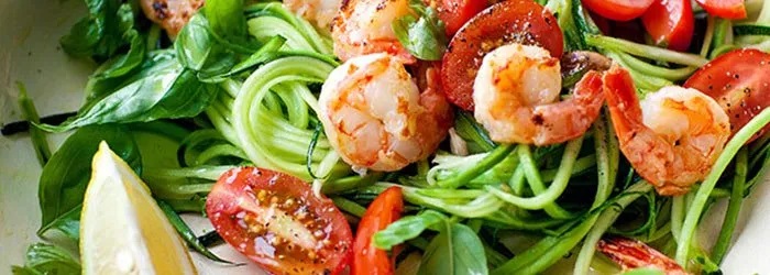 spaghetti z cukinii z kurczakiem krewetkami wege