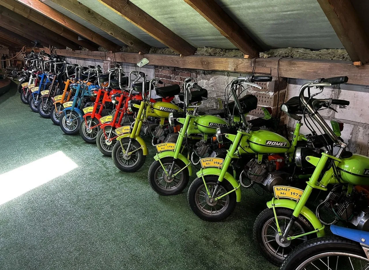 Motorower zabytkowy na ż&oacute;łtych tablicach